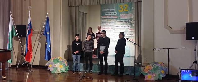 dijaki vegove prjemajo priznanje iz rok Ljubljanskega župna Zorana Jankovića