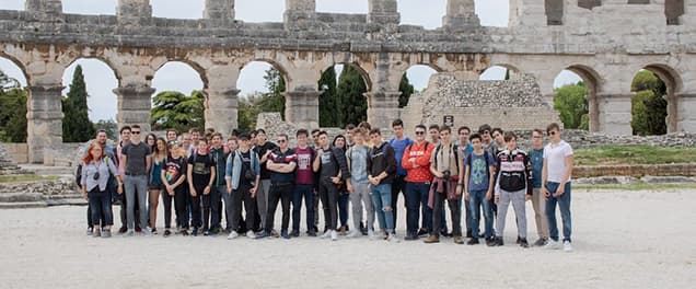 skupinska slika dijakov Vegove pred Puljsko areno