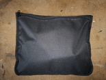 črna torbica z zadrgo