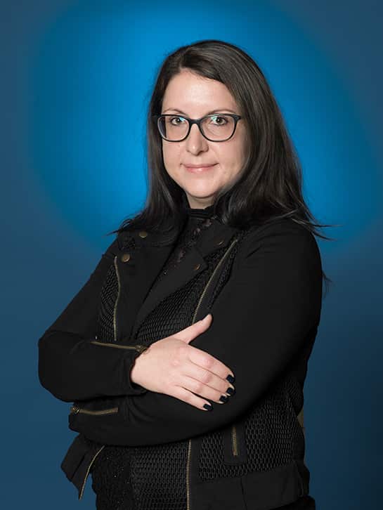 Jasna Hengović, inženirka leta 2020, portret na modrem ozadju