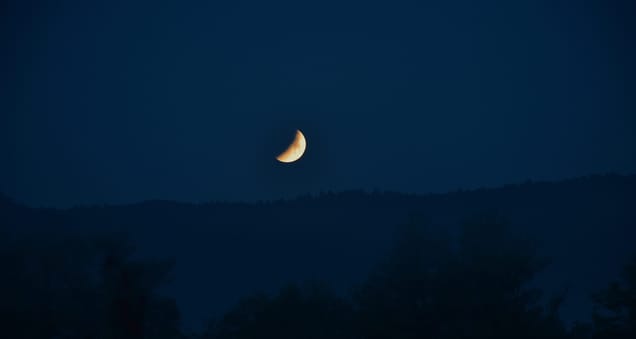 lunin mrk na nočnem nebu