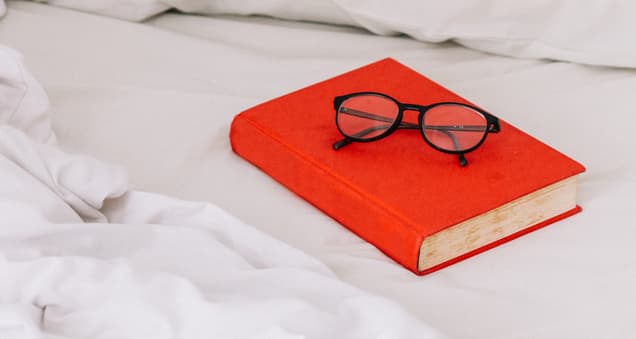 rdeča knjiga in bralna očala