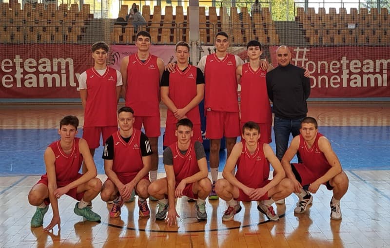 Skupinska slika članov košarkaške ekipe v rdeči športni opreme Vegove