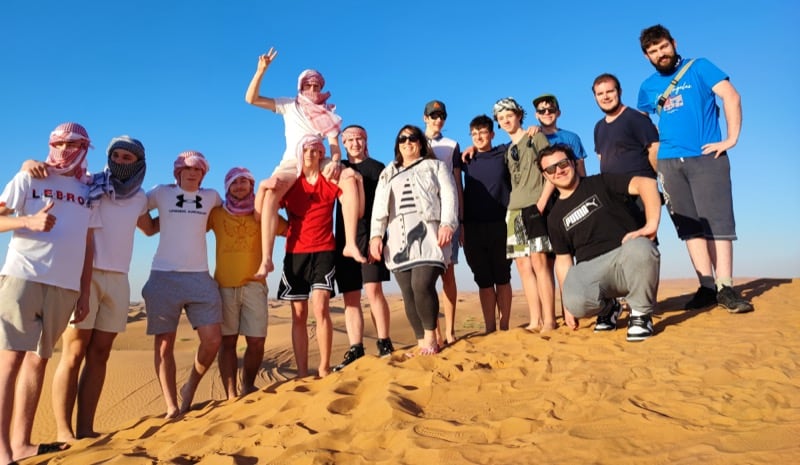 skupinska slika dijakov na vrhu puščavske sipine