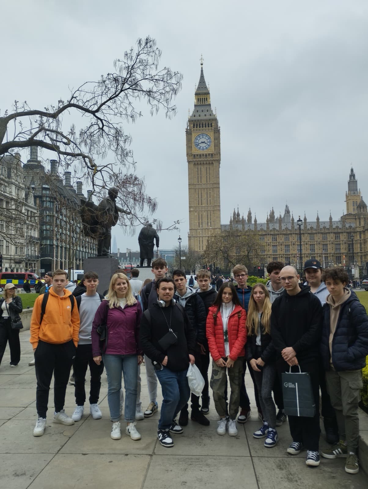 dijaki in profesorice U. Rozman na ulici in za njimi Big Ben stolp