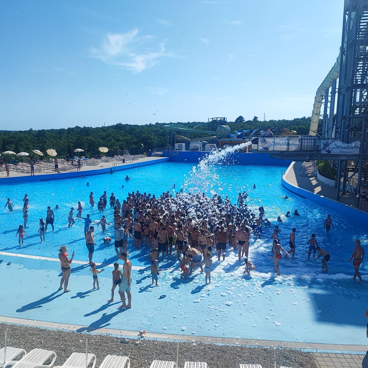 velika gruča dijako stoji v bazenu na pena party zabavi v Istralandiji