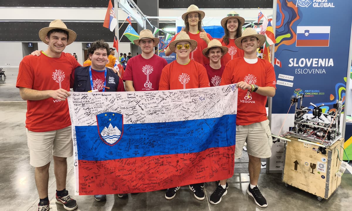 Na sliki so letošnji dijaki, oba mentorja in nekdanji dijak (Jaka Kovač - zdaj prostovoljec) v vegovskih majicah, slikani pred svojim delovnim prostorom v areni za tekmovanje. Na desni je viden robot, s katerim so tekmovali in ki je postavljen na transportni škatli. Dijaki so uspeli nabrati podpise vseh udeleženih držav, organizatorjev in prostovoljcev na svoji zastavi.