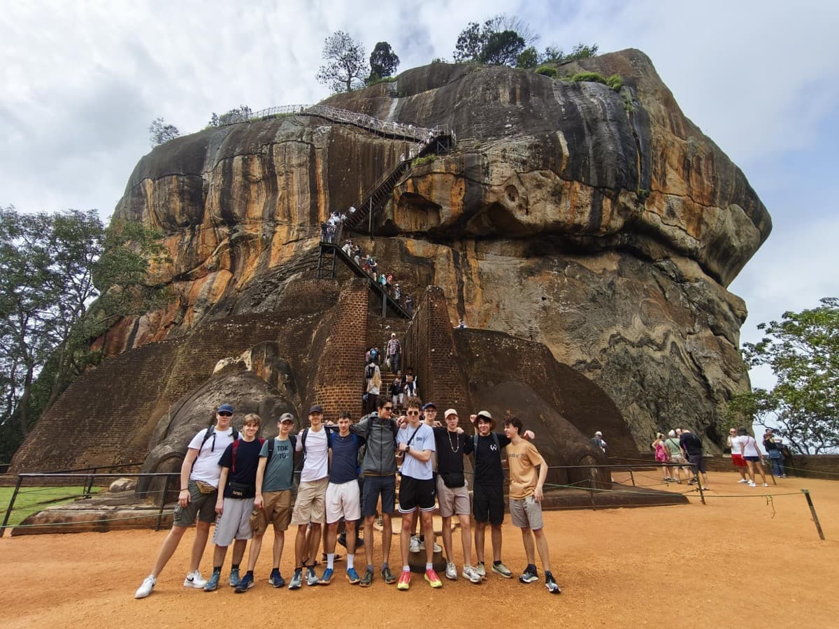 Dijaki stojijo pred Levjo skalo, mogočno pečino z ostanki kraljeve rezidence.