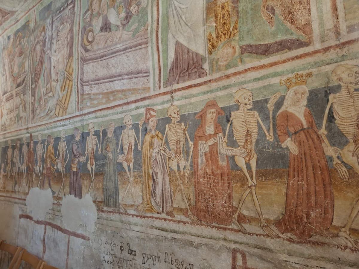 del cerkvene freske z upodobitvijo Mrtvaškega plesa na kateri se izmenjujejo podobe okostnjakov in ljudi različnih slojev in poklicev, ki se držijo za roke